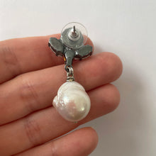 Charger l&#39;image dans la galerie, Aquamarine Swarovski crystal and Baroque pearl Earrings - Heiter Jewellery
