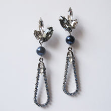 Cargar imagen en el visor de la galería, Blue Pearl Moon Earrings - Heiter Jewellery
