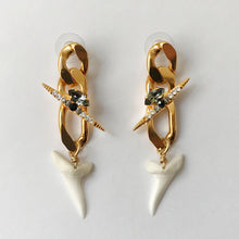 画像をギャラリービューアに読み込む, Shark tooth Gold Earrings - Heiter Jewellery
