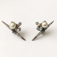 Cargar imagen en el visor de la galería, Chrysler Pearl Earrings - Heiter Jewellery
