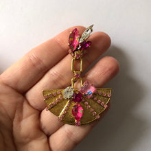 Carica l&#39;immagine nel visualizzatore di Gallery, Pink Sphinx Fan Crystal earrings - Heiter Jewellery
